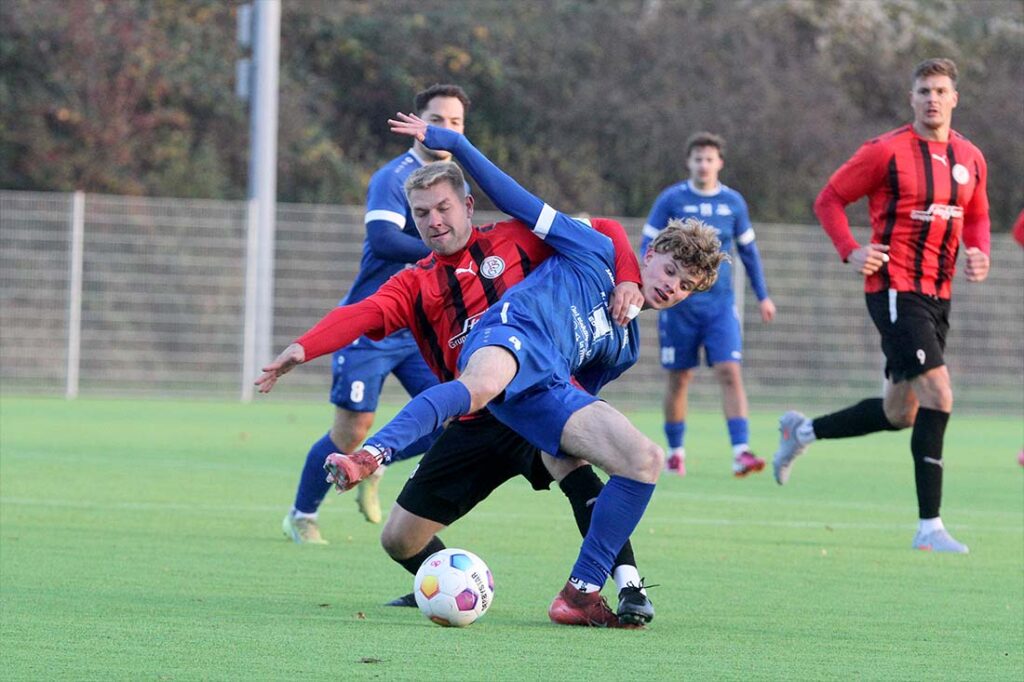 Nico Schümann (Probsteier SG) im Zwei- bzw. Ringkampf gegen Enno Schulze (vorne, Preetzer TSV). © 2025 Ismail Yesilyurt