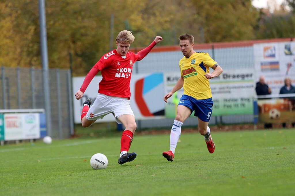 Norman Giebler (SV Eichede) wird von Janek Sternberg (SV Todesfelde) angelaufen. © 2025 Frederik Kramer