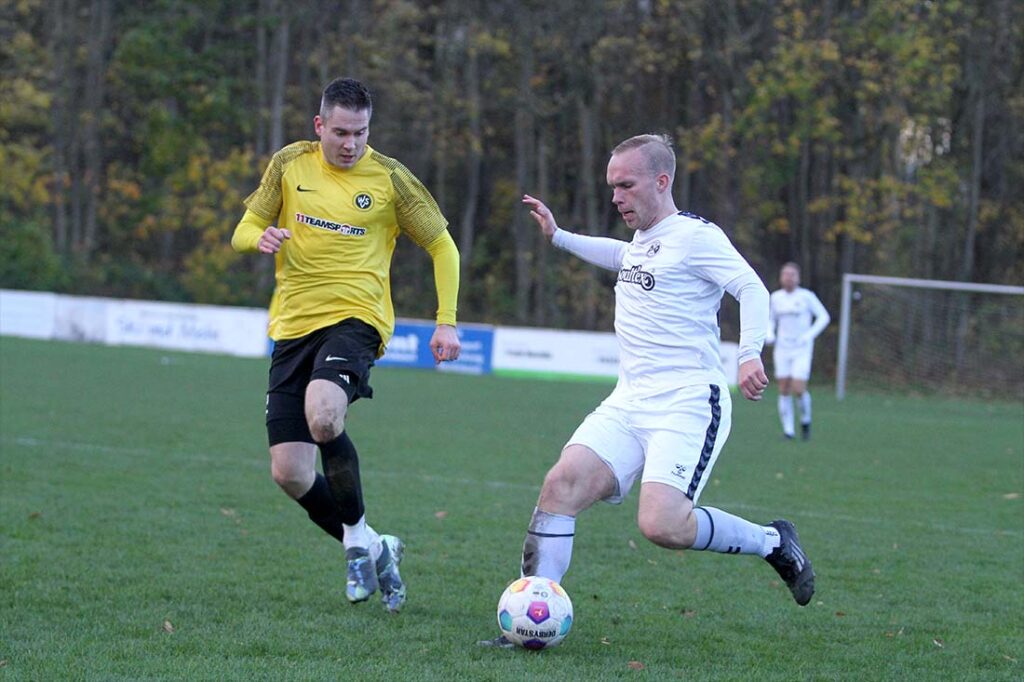 Pascal Ramm (re., SVG Pönitz) gegen Andre Wittern  (Wiker SV), der kurz zuvor zum 2:1 getroffen hatte. © 2025 Ismail Yesilyurt