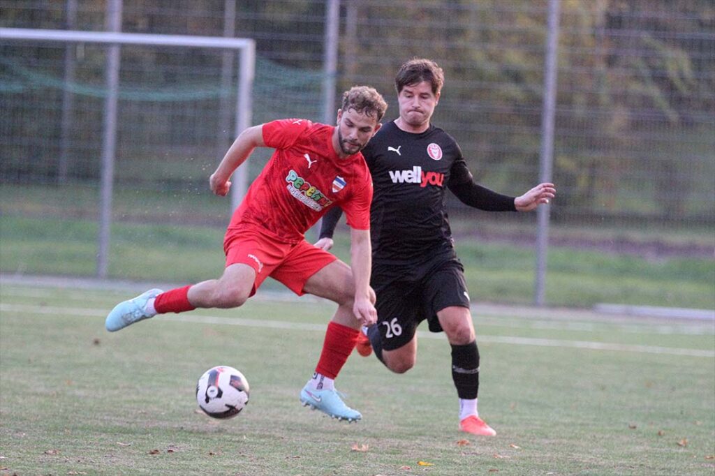 Philipp Spohn (KIlia Kiel) beim Versuch, Till Börner (Inter Türkspor Kiel) den Ball abzujagen. © 2025 Ismail Yesilyurt