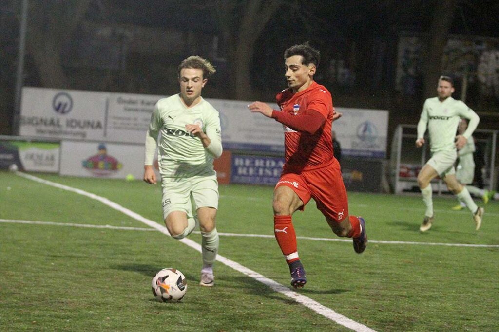 Rekonvaleszent Melih Cerrah sorgt für Belebung in der Offensive von Inter Türkspor Kiel - links Tom Zarpe (PSV Neumünster). © 2025 IsmaiYesilyurt