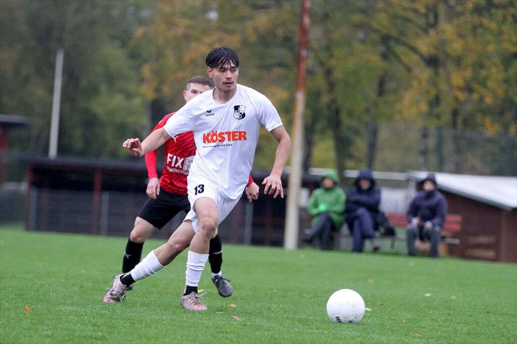 Rojhat Zimmermann (Heider SV II) leitete mit dem 1-1 den ersten Wendepunkt in der Partie gegen Weiche Flensburg 08 II ein. © 2025 Ismail Yesilyurt