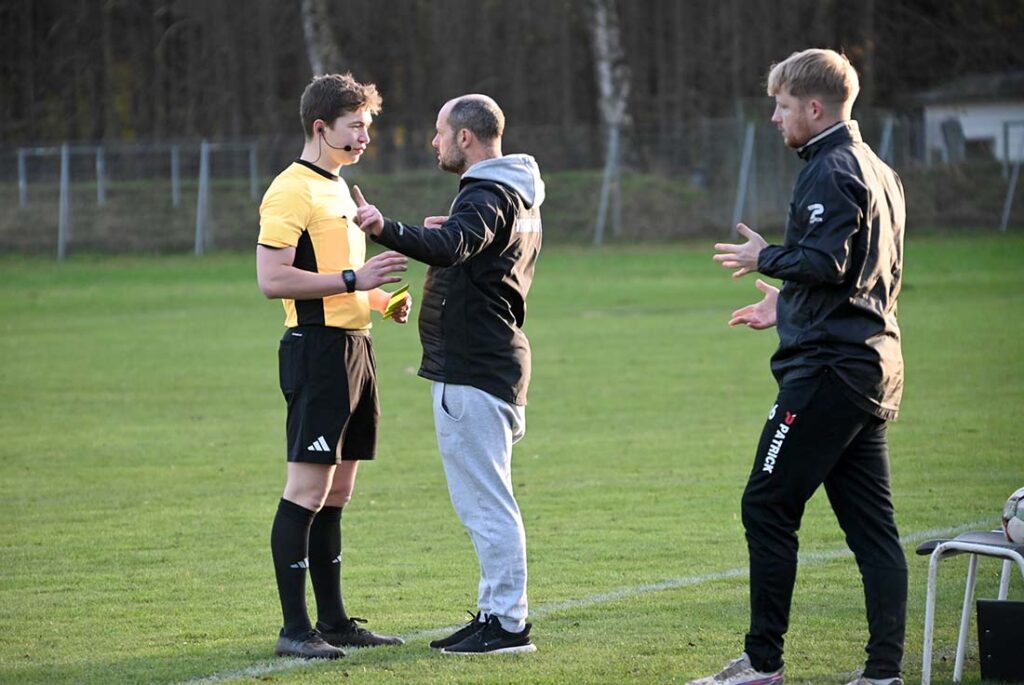 SR Per Christian Roloff und VfR-Coach Danny Cornelius. © 2025 Olaf Wegerich