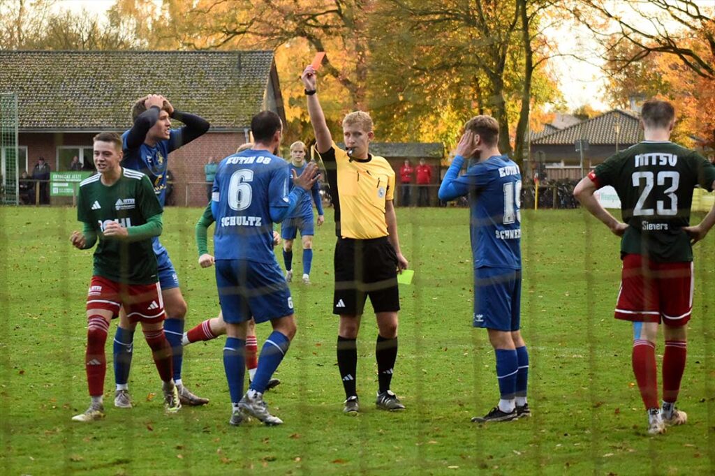 Schiedsrichter Tom Pasewald zeigt Lukas Schultz (Eutin 08) die rote Karte. © 2025 Olaf Wegerich
