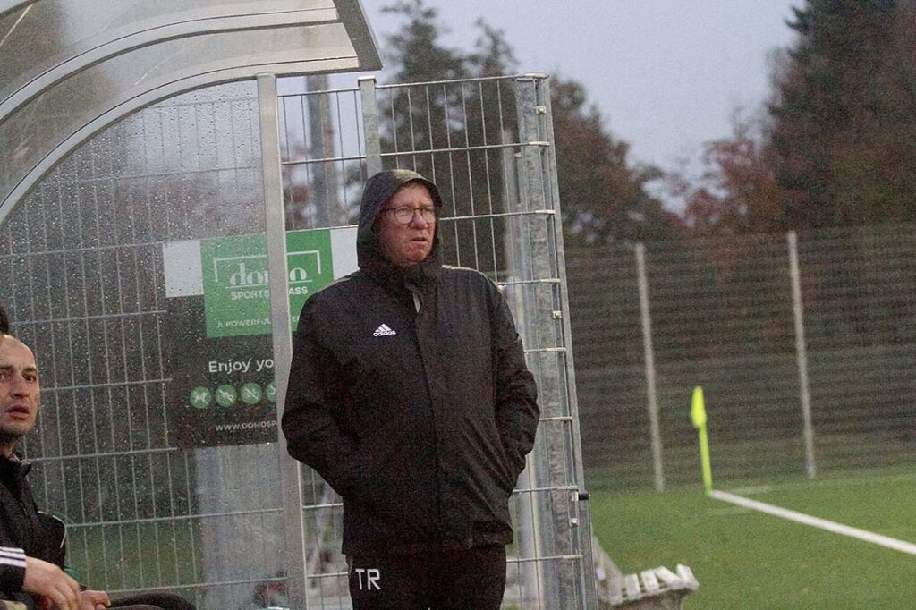 Seit Saisonbegin erschweren viele Ausfälle die Arbeit von Cheftrainer Christian Ippig (TSV Gremersdorf)beim Klassenerhalt des Aufsteigers. © 2025 Ismail Yesilyurt
