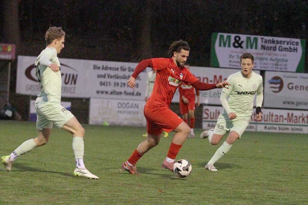 Sercan Yildirimer (Inter Türkspor Kiel) behauptet den Ball gegen Timo Barendt (re.) und Paul Eberhardt (PSV Neumünster). © 2025 Ismail Yesilyurt