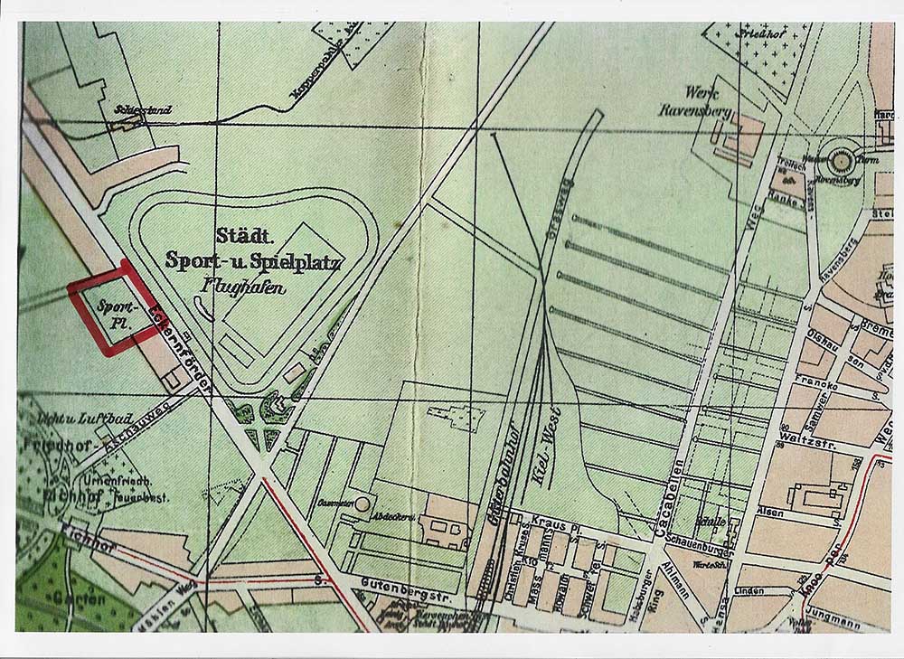 Im Stadtplan von 1927 ist der Platz des vom 1. Kieler FV 1914 errichteten Platzes eingezeichnet.