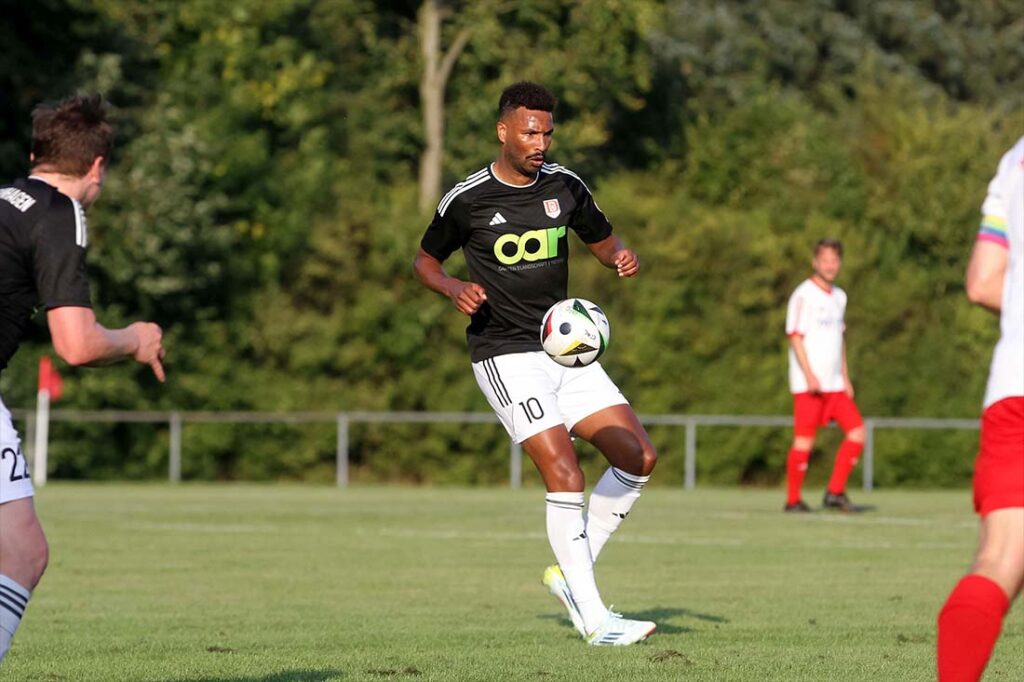 Stephan Wendt (MTV Dänischenhagen), Schütze zum 1:1. © 2025 Ismail Yesilyurt