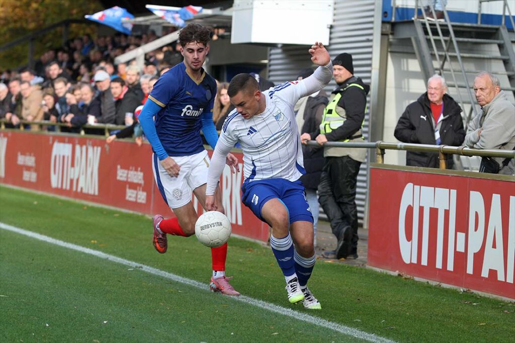 Tanz an der Seitenlinie zwischen dem extrem zweikampfstarken Jan Pioch (TuS Rotenhof) und Jorden Winter (hinten, Holstein Kiel II). © 2025 Ismail Yesilyurt