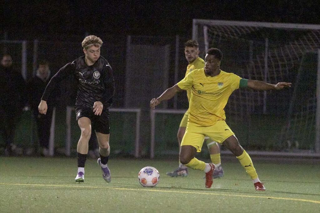 Teyi Lawson-Body (SVE Comet Kiel) verteidigt den Ball gegen Felix Biedermann (TSV Klausdorf). © 2025 Ismail Yesilyurt
