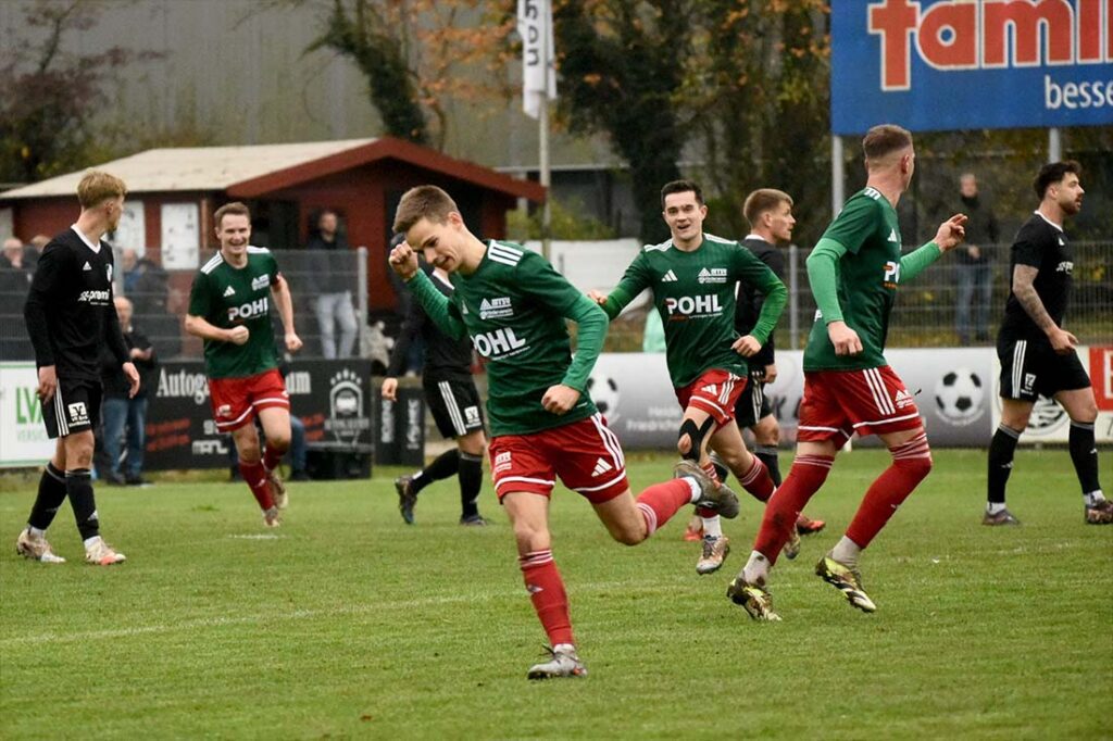 Thies Kochanski und der MTSV ´bejubeln den 1:1 Ausgleich. © 2025 Olaf Wegerich