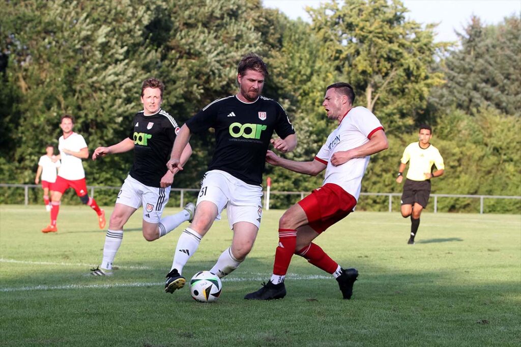 Thore Ceynowa  und der MTV Dänischenhagen hatten ken-Marvin Smith (re.) und Eidertal nicht so im Griff wie beim Hinspiel-Sieg. © 2025 Ismail Yesilyurt