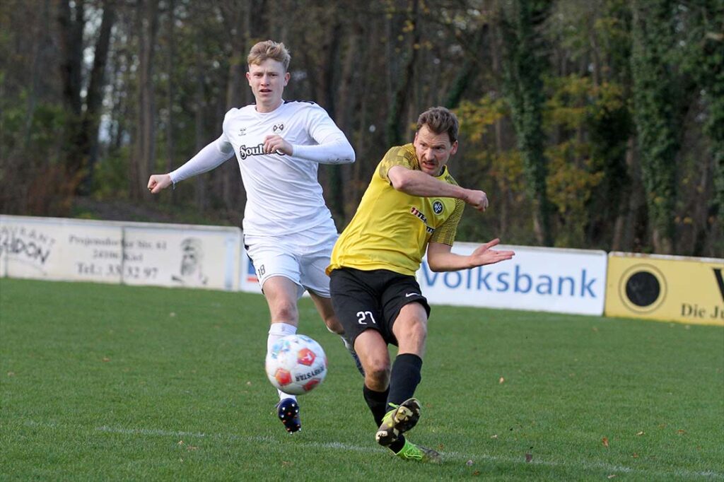 Torben Blechenberg (Wiker SV) klärt vor dem Doppeltorschützen Kevin Keinz (SVG Pönitz) . © 2025 Ismail Yesilyurt
