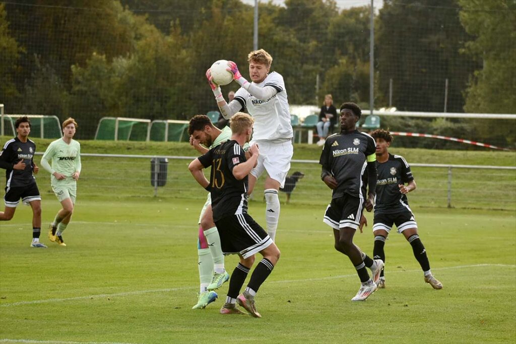 Torhüter Vladyslav Galytsky und Aufsteiger 1. FC Phönix Lübeck II sind in der Oberliga herausragend unterwegs. Klappt das auch gegen Todesfelde. © 2025 Olaf Wegerich