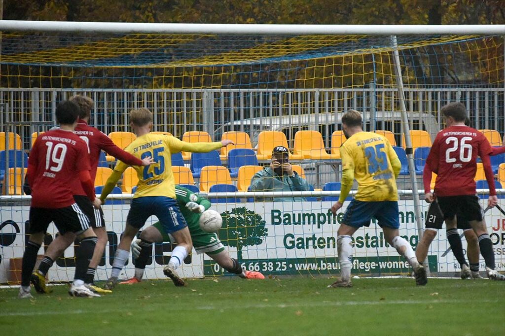 Torwart Luca Adler (KTS) ist vor Tyler Körting (Todesfelde). © 2025 Olaf Wegerich