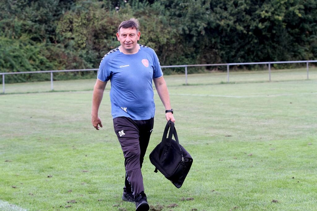 Trainer Dimitry Kehl (SC Weiche Flensburg 08 kehrte mit drei verdienten Punkten im Koffer aus Heide nach Flensburg zurück. © 2025 Ismail Yesilyurt