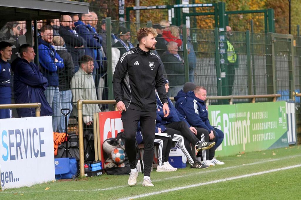 Trainer Henning Knuth (TuS Rotenhof) vermisste bei seinem Team die letzten Prozente an Leistung gegen Satrup. © 2025 Ismail Yesilyurt