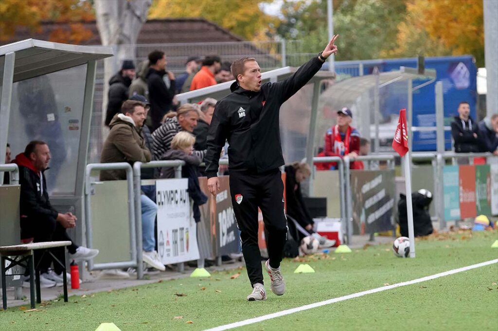 Trainer Martin Genz (Kaltenkirchener TS). © 2025 Ismail Yesilyurt