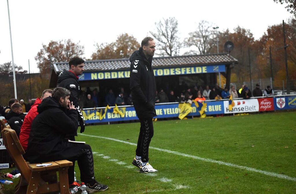 Trotz Unterzahl erlebten der SV Todesfelde und Trainer Björn Sörensen einen entspannten Nachmittag-Foto