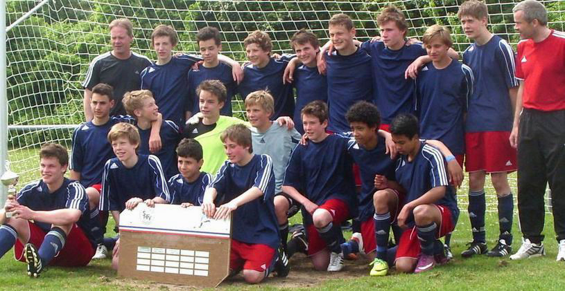 Andreas Claasen (oben links) mit seinen Landesmeister-/Landespokalsiegern der U15 der SpVg Eidertal Molfsee im Jahr 2012. Der interessierte Leser wird sicher manchen Spieler wiedererkennen, auch wenn niemand mehr für Eidertal und zumeist in höheren Ligen als Eidertals Herren spielt(e).