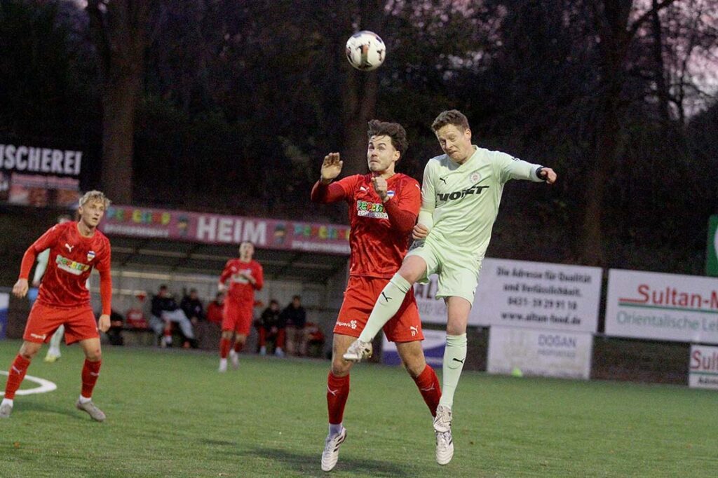 Verteidiger Moritz Haye (Inter Türkspor Kiel), der auch der Sechs stark spielte, im Kopfballduell mit Timo Barendt (re., PSV Neumünster). 2025 Ismail Yesilyurt