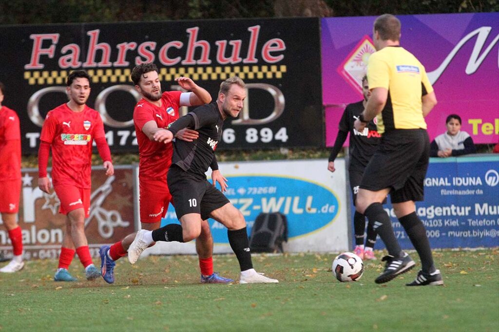 Zwei Leistungsträger ihres Teams - Julius Alt (Kilia Kiel) am Ball gegen Serkan Yildirimer (Inter Türkspor Kiel). © 2025 Ismail Yesilyurt