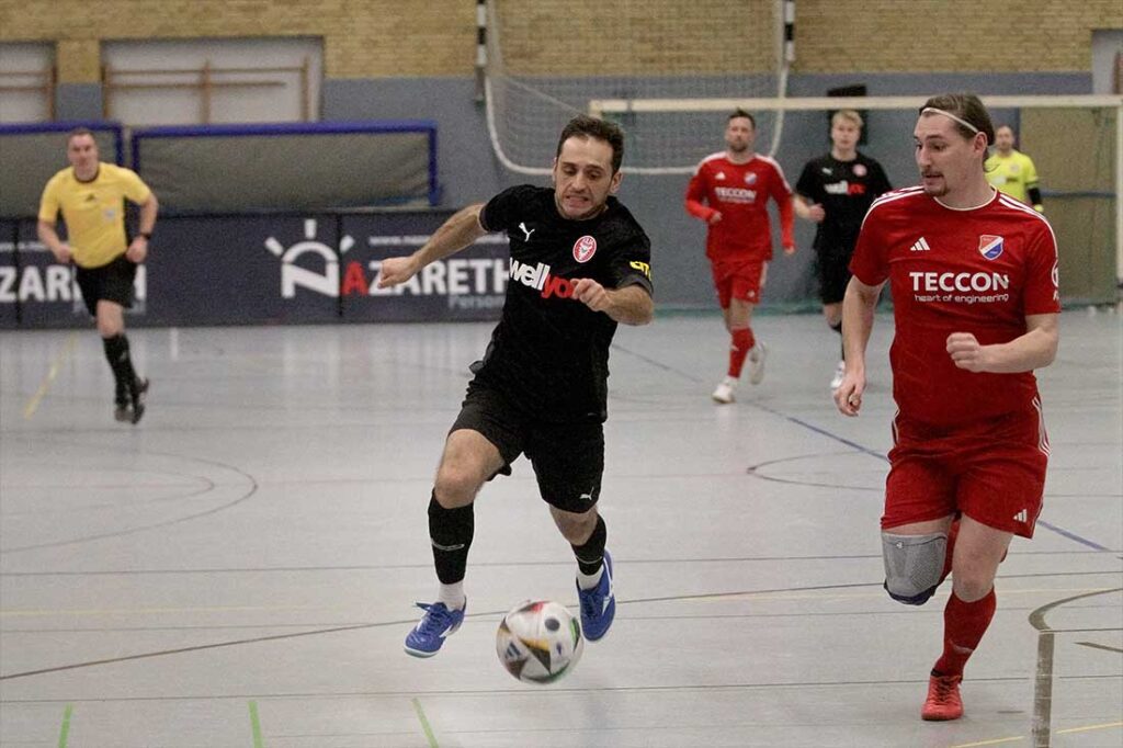 Ali Kalma (Kilia Kiel) gegen Tom Braesch (re., SpVg Eidertal Molfsee). © 2025 Ismail Yesilyurt