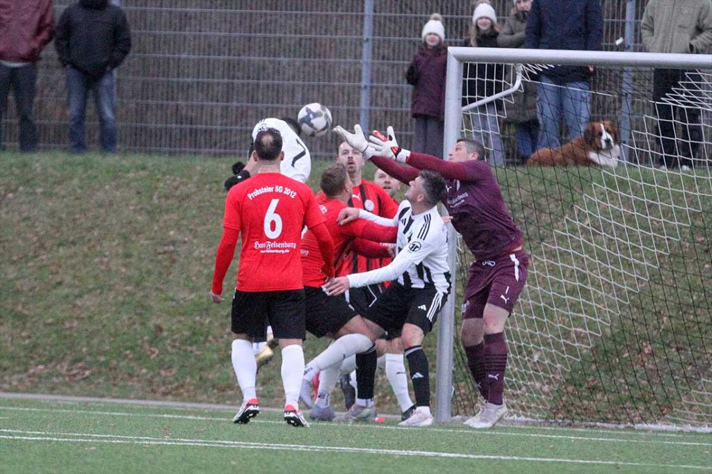 Brenzlige Situation in der Box der PSG - vier PSGer inklusive Keeper Ali von Viktor gegen Ayberk Kaya (Heikendorfer SV) und Dennis Lühr (re.). © 2025 Ismail Yesilyurt