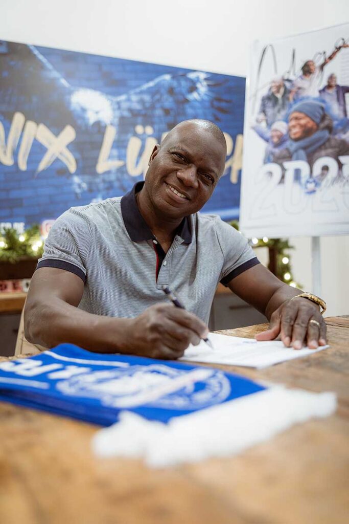 Cheftrainer Christiano Adigo (1. FC Phönix Lübeck bei seiner Vertragsverlängerung bis 2028. © 2025 1. FC Phönix Lübeck