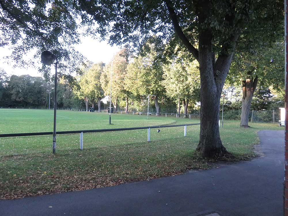 Der Eintracht-Sportplatz an der Flintbeker Straße – eine der schönsten Anlagen im Kieler Amateurfußball. © Doris Reimers