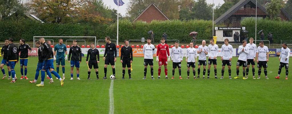 Der Heider SV vor dem 2:4 gegen den Tabellenführer SV Todesfelde. Ein Heimsieg hätte dem HSV weitaus bessere Karten beim Titelkampf zugespielt  © 2025 Volker Schlichting