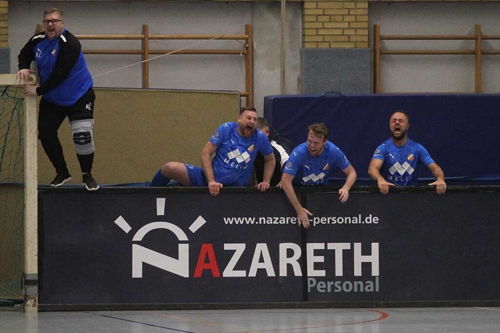 Der TSV Melsdorf besteigt gegen Kilia Kiel den Gipfel des Nazareth Personal Cup. Links Trainer Kevin Lentföhr. © 2025 Ismail Yesilyurt