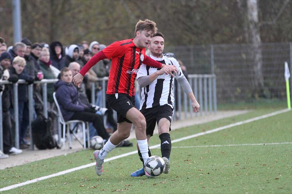 Der beste Torschütze der Verbandsliga Ost Din Mehanovic (22 Tore, Probsteier SG) bedrängt von Tim Markwardt (Heikendorfer SV). © 2025 Ismail Yesilyurt