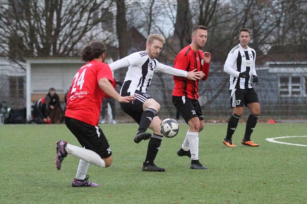 Die beiden Schaltzenralen mit Timo Martens (am Ball, Heikendorfer SV) und Azem Mehanovic (Probsteier SG), links Ferhat Yurtseven. © 2025 Ismail Yesilyurt