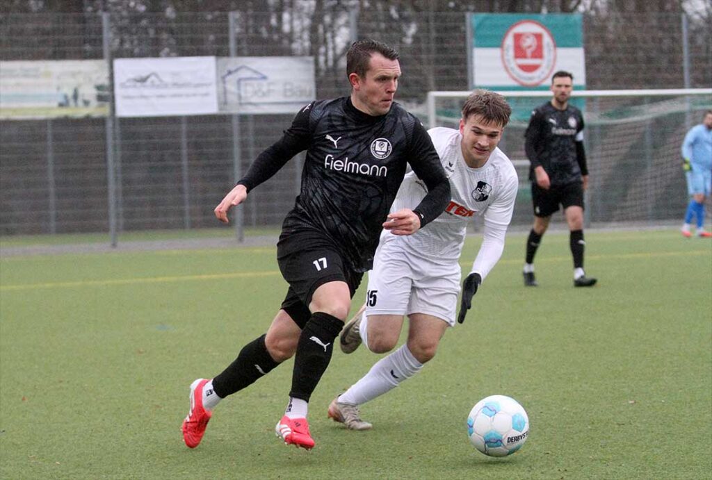Generationenduell zwischen dem 33-jährigen Kevin Link (am Ball, TSV Klausdorf) und 18-jährigen Felix Drews (Heider SV). © 2025 Ismail Yesilyurt