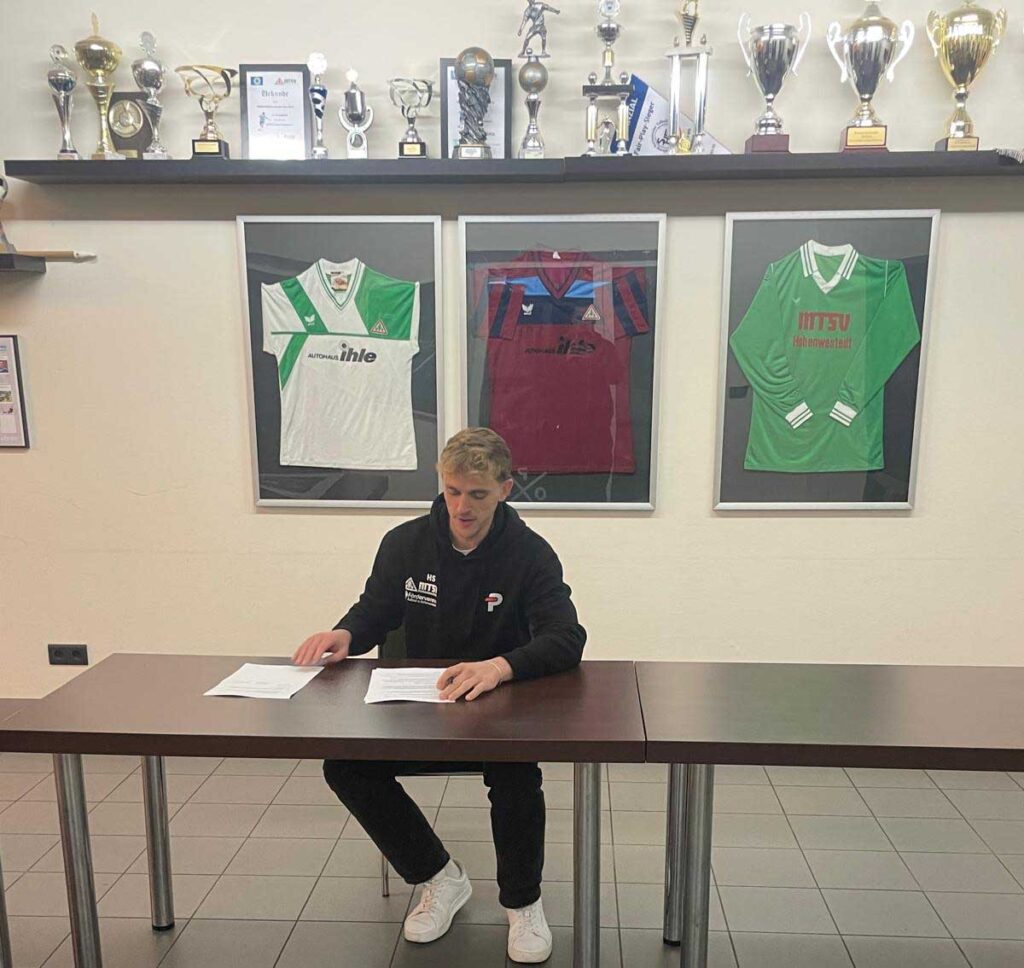 Hinrich Schröder bei der Vertragsunterschrift. © 2025 MTSV Hohenwestedt