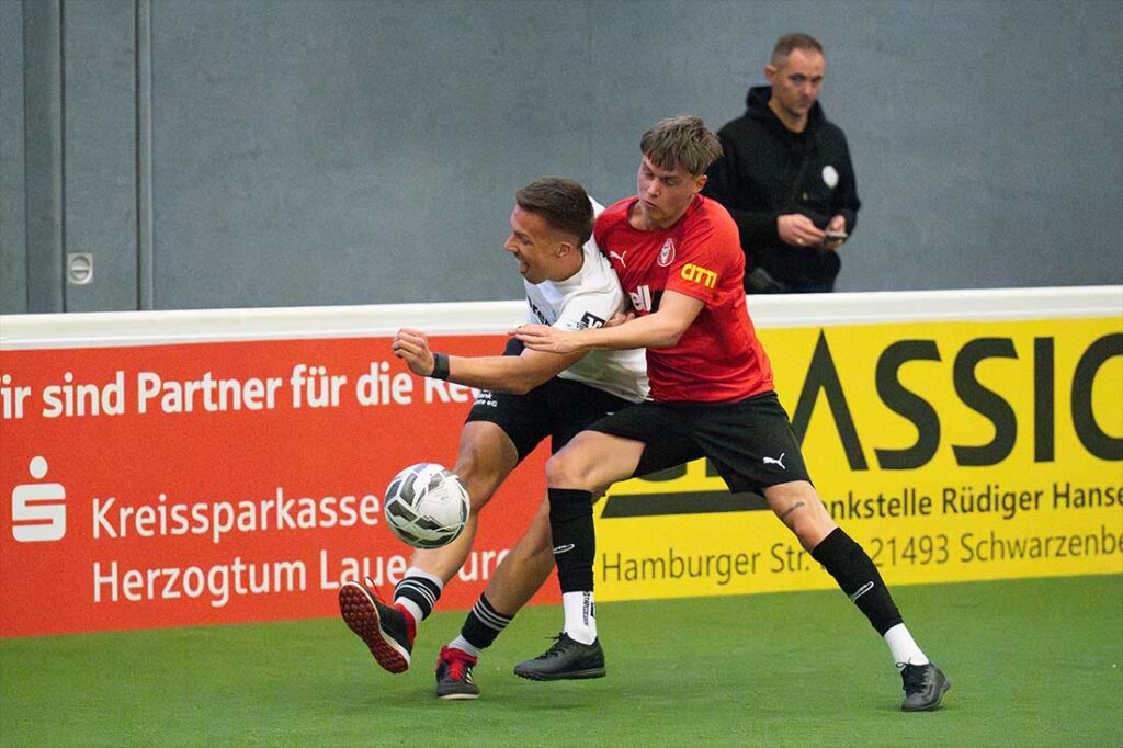 Jonah Gieseler (Heider SV) bereinigt die Szene gegen Jeppe Waschko (re., Kilia Kiel). © Volker Schlichting