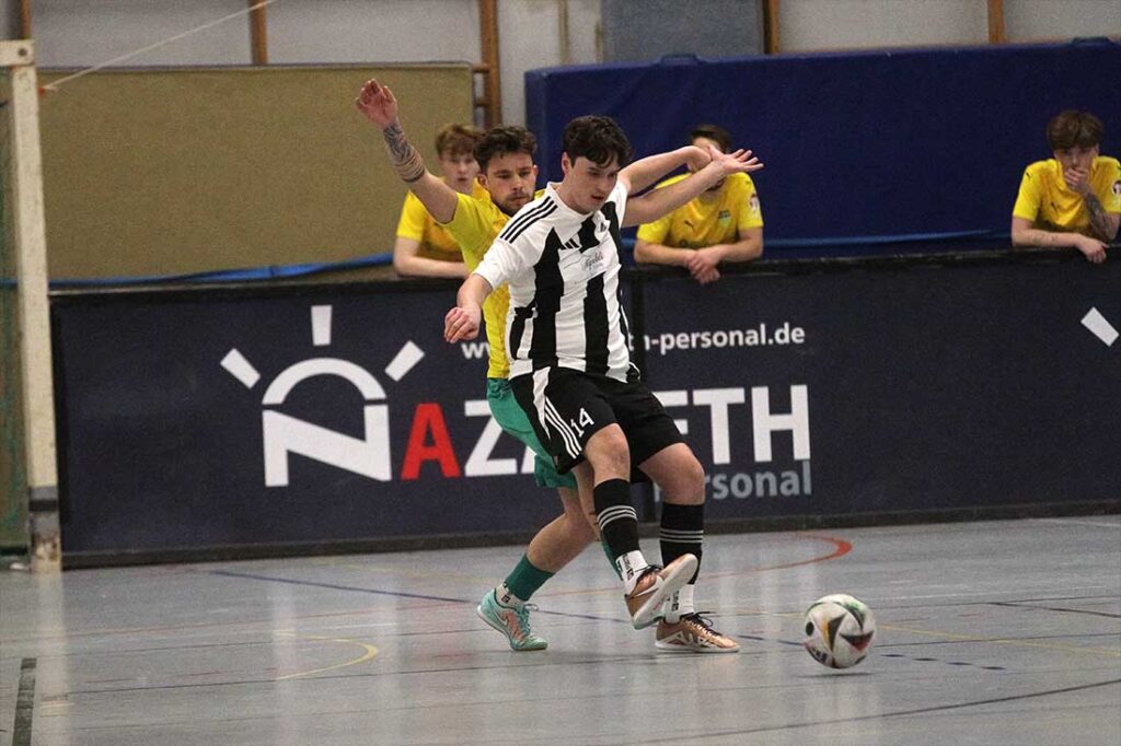 Junus Telli (Heikendorfer SV) schirmt den Ball gegen Marvin Petersen (SVE Comet Kiel) ab. © 2025 Ismail Yesilyurt