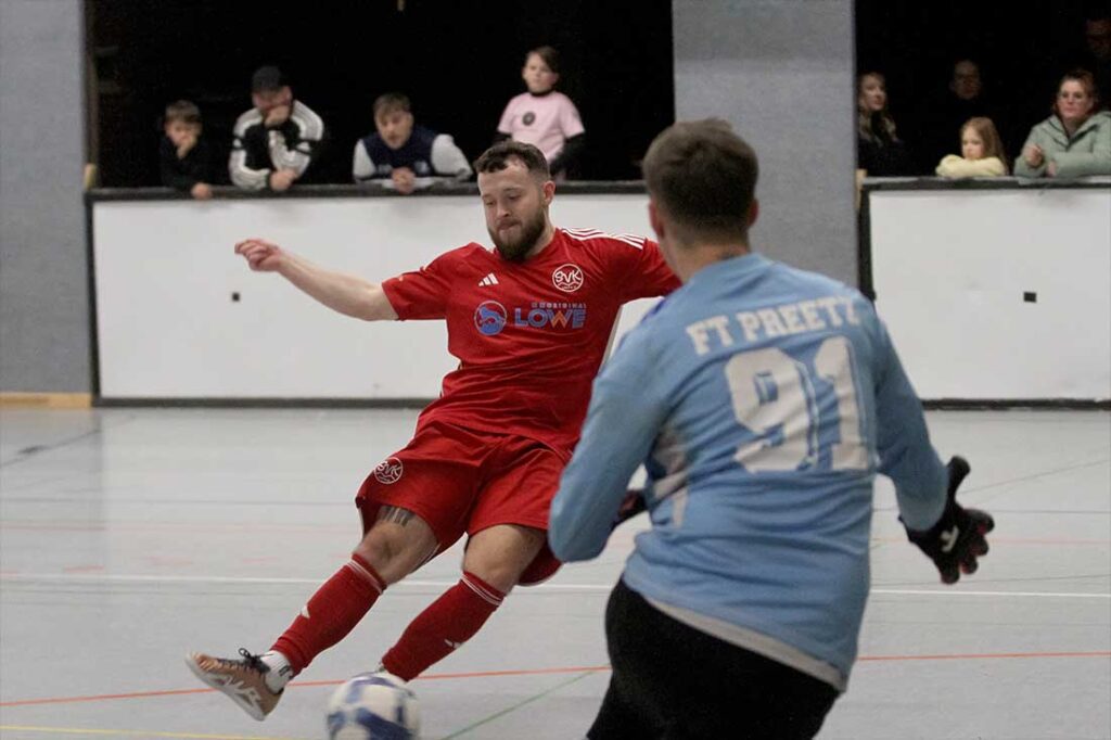 Linus Ginosa (SV Kirchbarkau) mit seinem Doppelpack - Keeper Deniz List (FT Preetz) ohne Chance. © 2025 Ismail Yesilyurt