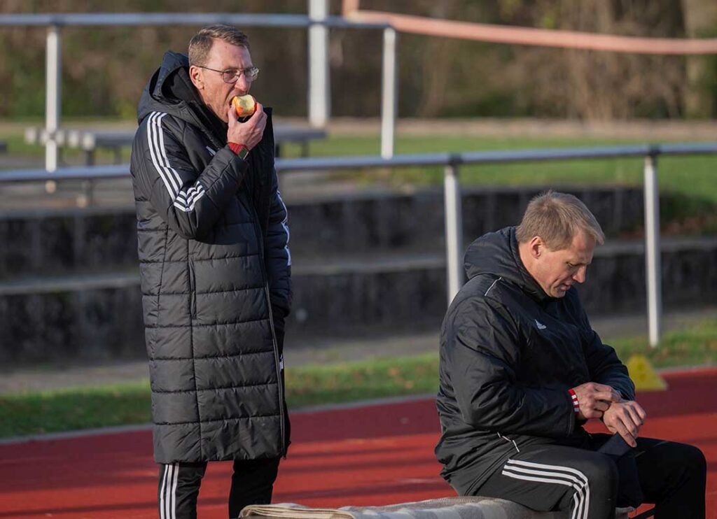 Markus Wichmann (Heider SV) und sein sitzender Co-Trainer Tobias Dau.jpg © 2025 Volker Schlichting