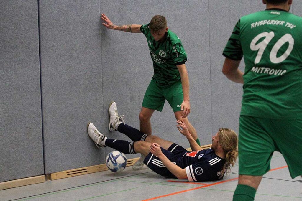 Marvin Braun (Raisdorfer TSV) gegen die Schranke von Felix Rasmussen (TSV Neudorf-Bornstein). © 2025 Ismail Yesilyurt