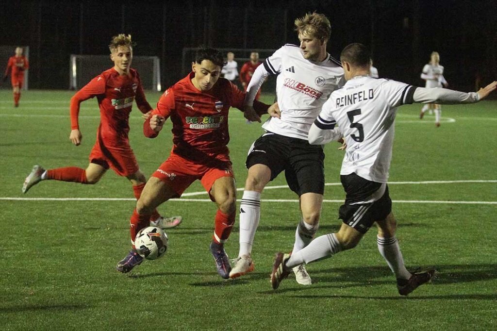 Melih Cerrah (Inter Türkspor Kiel) in der Preußen-Box gegen Tom Becker und Tim Vogel (re., SV Preußen Reinfeld). © 2025 Ismail Yesilyurt