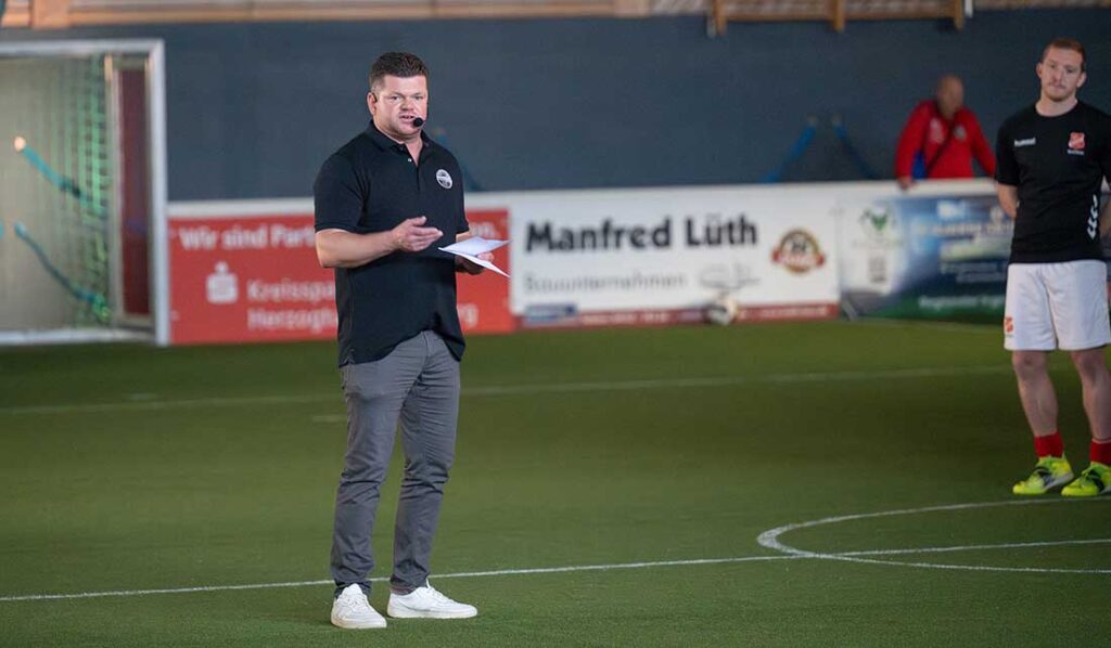 Organisator Tommy Grümmer durfte sich über ein gelungenes erstes Mal der Nordcup-Hallemansters freuen. © 2025 Volker Schlichting