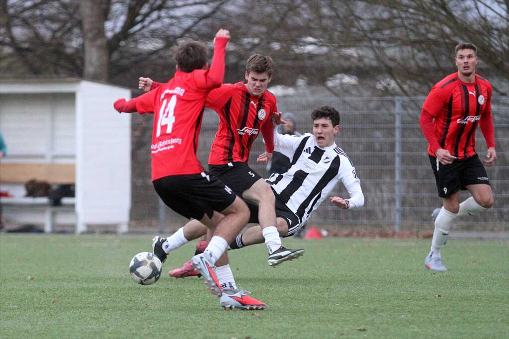 Packende Zweikämpfe wie hier zwischen Justus Schröder (5, Probsteier SG) und Jack Palm (Heikendorfer SV) gab es zuhauf im Prestige-Derby. © 2025 Ismail Yesilyurt