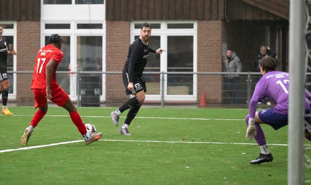 Patrick Storb (Heider SV) bei seinem Ausflug in die Inter-Box und der Vorlage zum 2:0. © 2025 Volker Schlichting