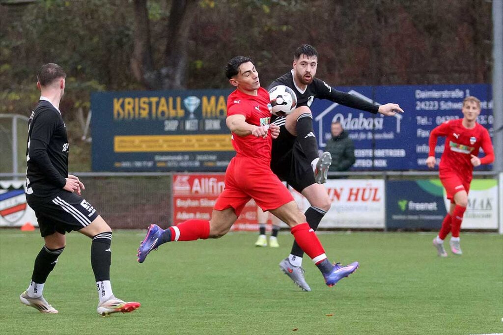 Patrick Storb (Heider SV) gegen Melih Cerrah (li., Inter Türkpsor Kiel). Mit dem 3:3 in Kiel verloren die Heider weiter Boden im Titelrennen. © 2025 Ismail Yesilyurt