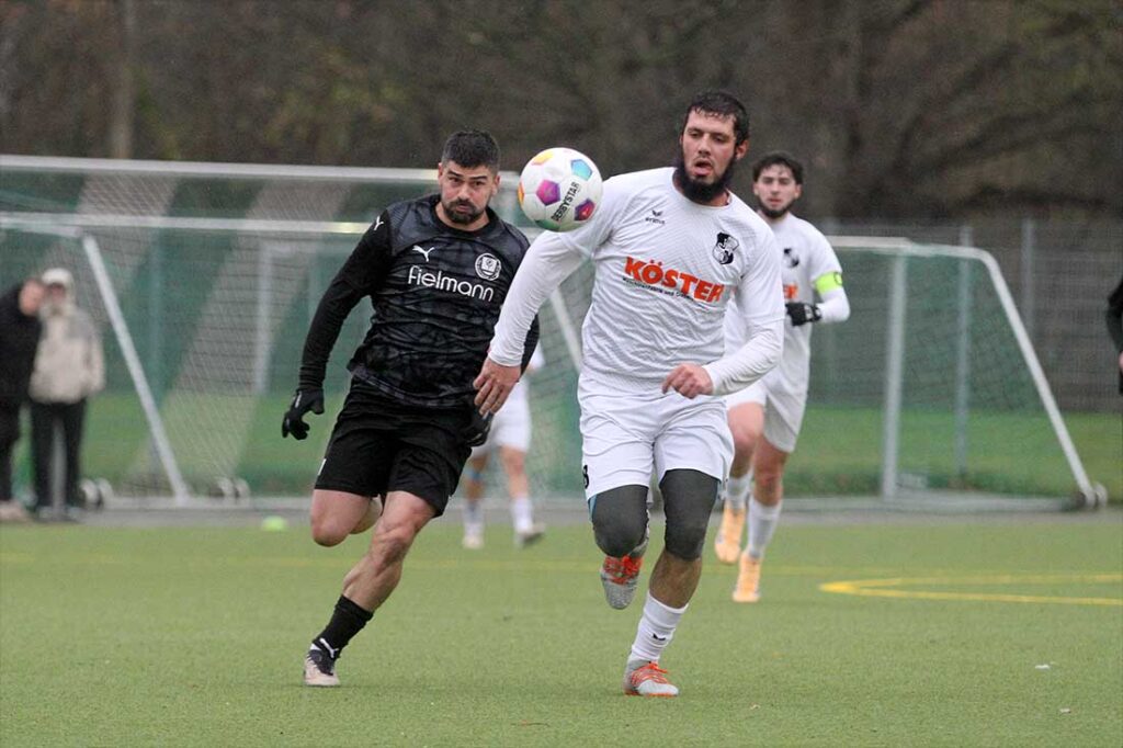 Saleh Al Kheir (Heider SV) im Laufduell mit Driton Gashi (li., TSV Klausdorf). © 2025 Ismail Yesilyurt