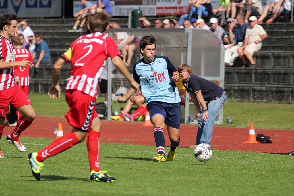 Sebastian Witt für den Preetzer TSV am Ball unter Trainer Danilo Blank (links im Hintergrund). © 2013 Ismail Yesilyurt