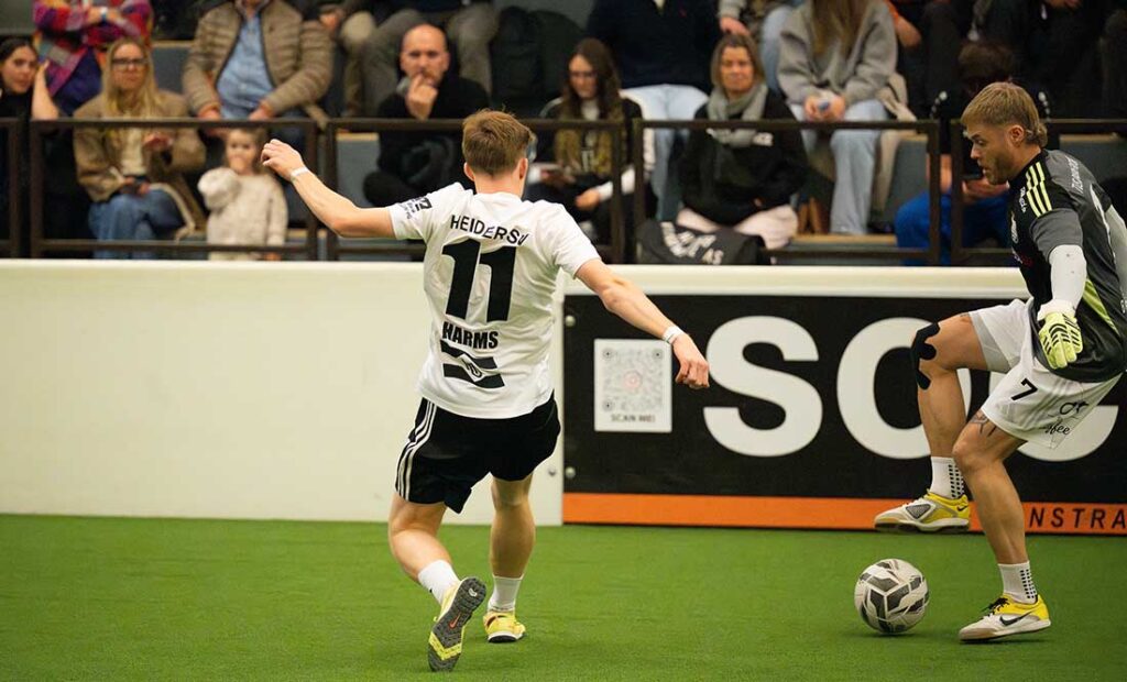 Sven Möller (TuS Dassendorf) gegen Mathis Harms (li., Heider SV). © 2025 Volker Schlichting