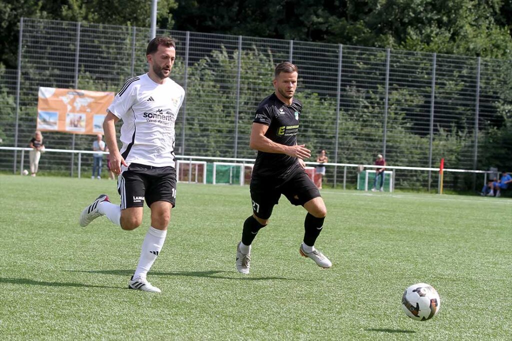 Szene aus dem Hinspiel zwischen dem spielnden Co-Trainer Erdogan Cumur (TSV Kronshagen) und Hattstedts 1:0-Schützen Jannik Heider. © 2025 Ismail Yesilyurt